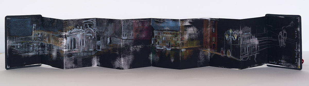 Venetie/nacht, 2024, leporello op zwart gouache, 14x112 cm